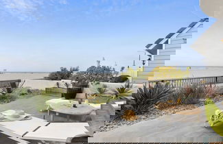 Foto 2 - Shoreline by Avantstay Spectacular Beachfront Home w/ Fire Pit, Spa & Pool Table