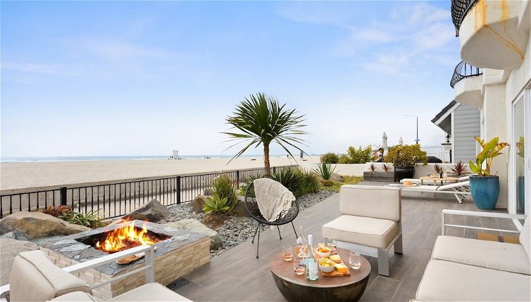 Foto 1 - Shoreline by Avantstay Spectacular Beachfront Home w/ Fire Pit, Spa & Pool Table