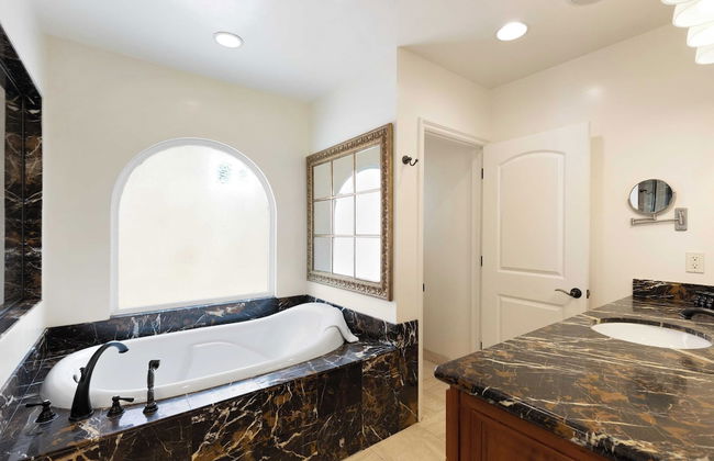 Shoreline by Avantstay Spectacular Beachfront Home w/ Fire Pit, Spa & Pool Table - Foto 24