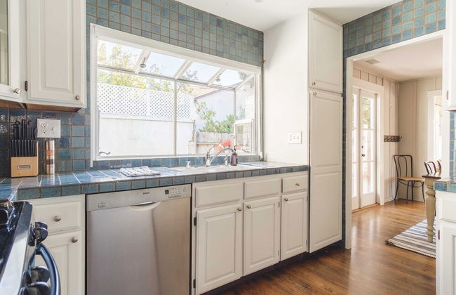 Topaz By Avantstay Adorable Cottage Walking Distance to Beach w/ Large Patio - Photo 25
