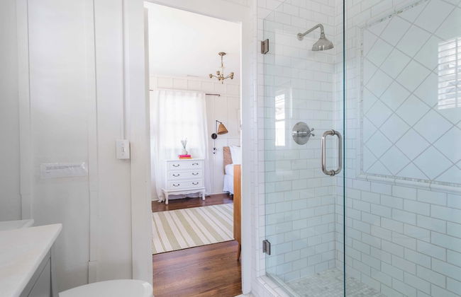 Topaz By Avantstay Adorable Cottage Walking Distance to Beach w/ Large Patio - Photo 16