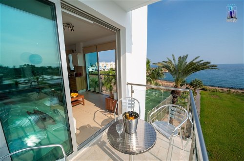 Foto 15 - Coralli Spa Beachfront Apartment With Breathtaking Sea Views