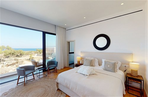 Foto 2 - Sanders Konnos Bay Artemis - Captivating 5-bedroom Villa On the Beach Front