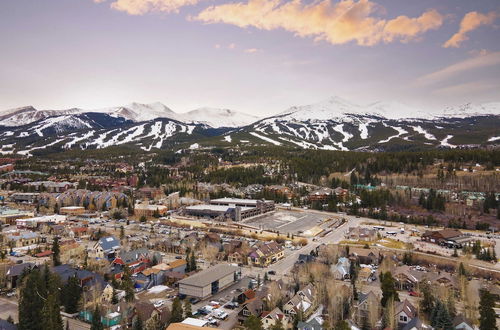 Foto 14 - Holly by Avantstay In the Heart of Breckenridge w/ Hot Tub, Game Room & Roof Top Patio