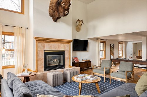 Foto 13 - Holly by Avantstay In the Heart of Breckenridge w/ Hot Tub, Game Room & Roof Top Patio