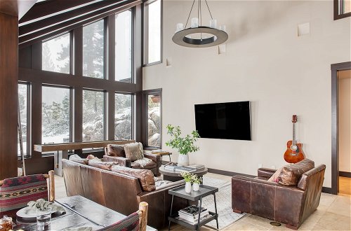 Photo 19 - Bronson by Avantstay Luxurious Home On The Slopes