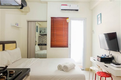 Photo 2 - Cozy Studio Apartment Connected to Mall at Green Pramuka