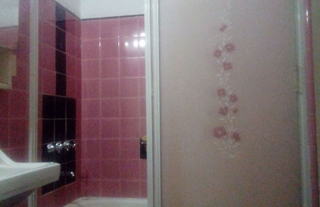 Room in Guest Room - Negotiating Men: Special Guest Artists - Foto 19