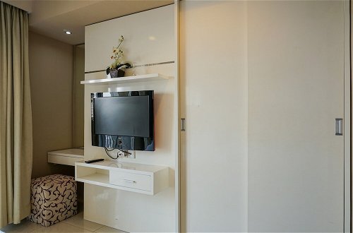 Photo 8 - Trendy & Relaxing 2BR at The Suite Metro Apartment
