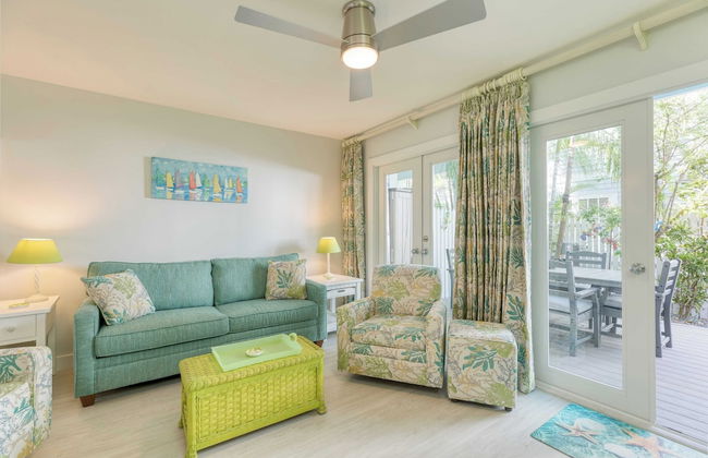 Bahamian Reed by Avantstay Walk to Everything! w/ Community Pool Week Long Stays Only - Photo 3
