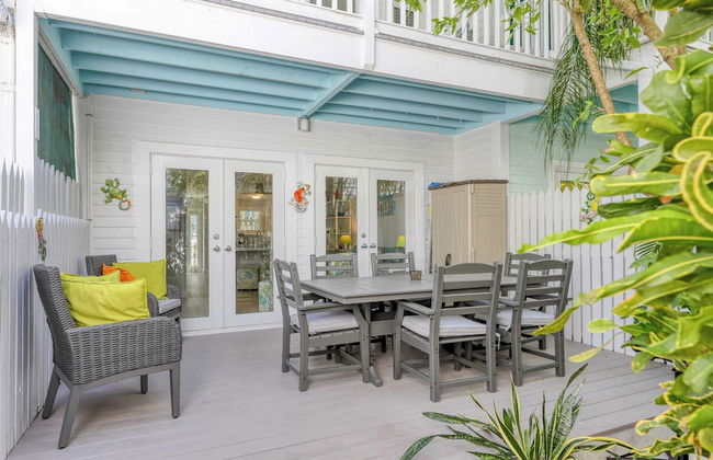 Bahamian Reed by Avantstay Walk to Everything! w/ Community Pool Week Long Stays Only - Photo 1