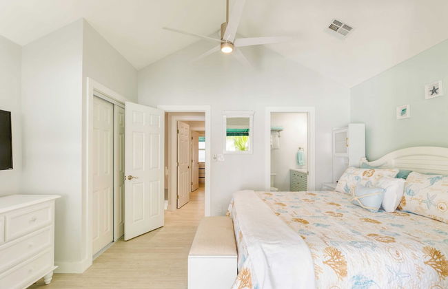 Bahamian Reed by Avantstay Walk to Everything! w/ Community Pool Week Long Stays Only - Photo 15