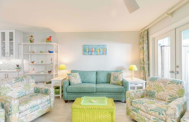 Bahamian Reed by Avantstay Walk to Everything! w/ Community Pool Week Long Stays Only - Photo 8