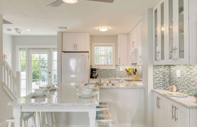 Bahamian Reed by Avantstay Walk to Everything! w/ Community Pool Week Long Stays Only - Photo 13