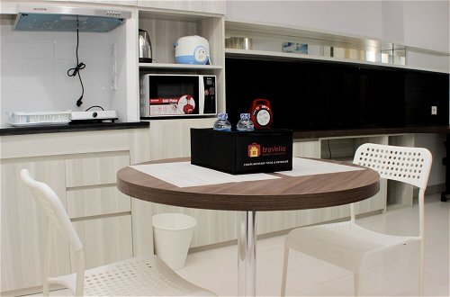 Foto 11 - Comfort And Minimalist Studio At Azalea Suites Apartment