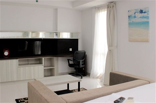 Foto 10 - Comfort And Minimalist Studio At Azalea Suites Apartment