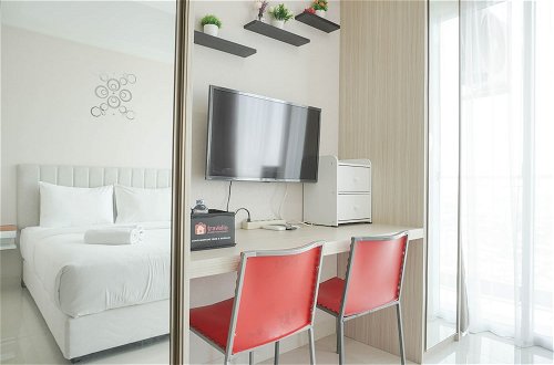 Photo 18 - Warm And Comfort Studio Room At Green Sedayu Apartment