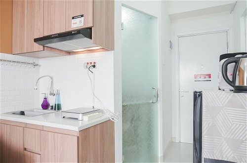 Photo 10 - Restful and Tidy 2BR at Green Pramuka City Apartment