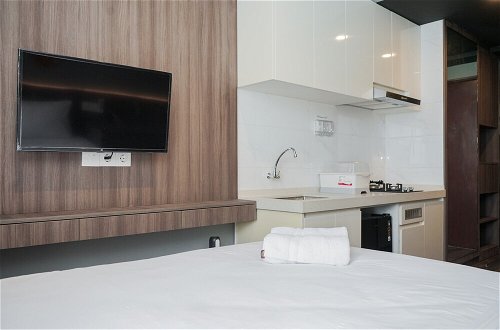 Foto 13 - Good Designed And Cozy Studio At Sky House Bsd Apartment
