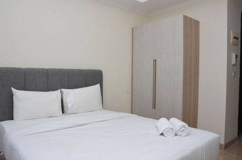 Photo 3 - Fully Furnished With Comfortable Design Studio At Menteng Park Apartment