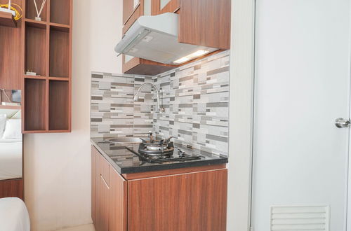 Photo 3 - Modern Studio at Green Pramuka City Apartment