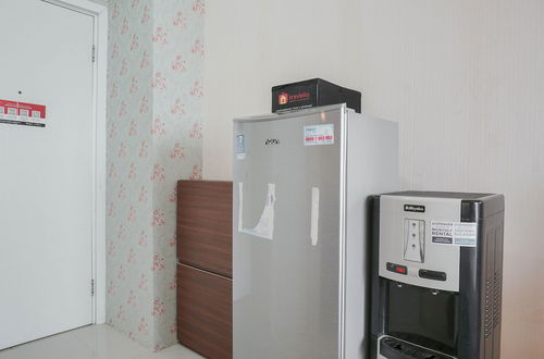 Photo 14 - Modern Studio at Green Pramuka City Apartment