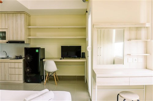 Foto 13 - Strategic Studio Apartment At B Residence Near Campus