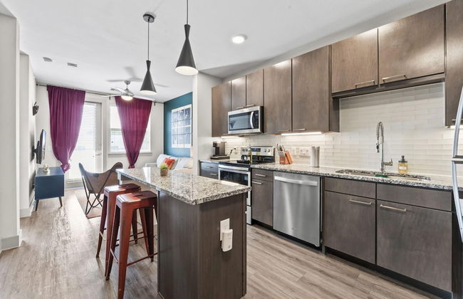 Serene 1BR King Suite Close to Downtown w Fast Wifi - Foto 15