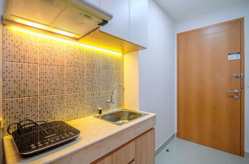 Photo 7 - Cozy Living Studio At Evenciio Apartment Margonda Near Ui