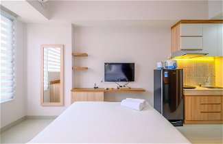 Photo 2 - Cozy Living Studio At Evenciio Apartment Margonda Near Ui