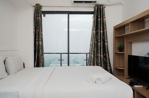 Foto 4 - Elegant And Comfortable Studio Sky House Bsd Apartment