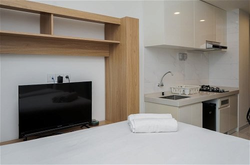 Foto 3 - Elegant And Comfortable Studio Sky House Bsd Apartment