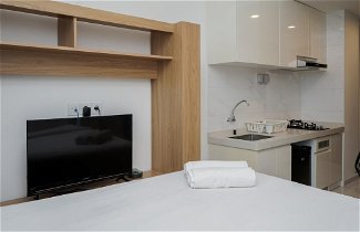 Foto 3 - Elegant And Comfortable Studio Sky House Bsd Apartment