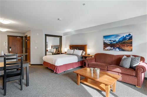 Photo 10 - CENTRALLY Located 3-Br Home | TRUE Ski In/Out | FREE access to Pools & Hot Tubs