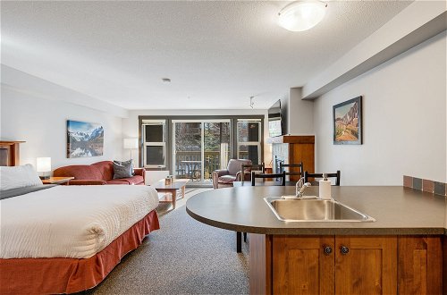 Photo 12 - LARGE 3-Br 3-Ba | Ski In/Out | Pool & Hot Tubs | Central Upper Village Location