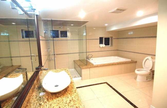 LUXE Retreat at 8050 Kaymar Dr. - Foto 46