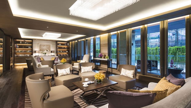 Lobby lounge