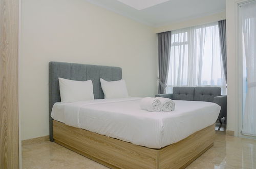 Foto 1 - Elegant and Stylish Studio Menteng Park Apartment