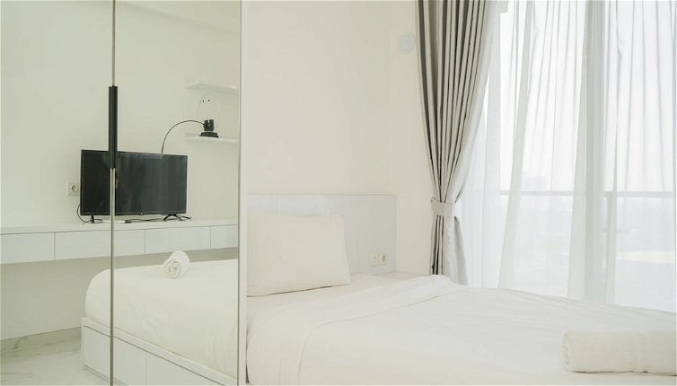 Foto 1 - Modern Studio With Cozy Style At Sky House Bsd Apartment