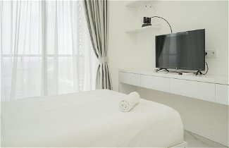 Photo 2 - Modern Studio With Cozy Style At Sky House Bsd Apartment