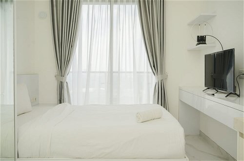 Foto 4 - Modern Studio With Cozy Style At Sky House Bsd Apartment