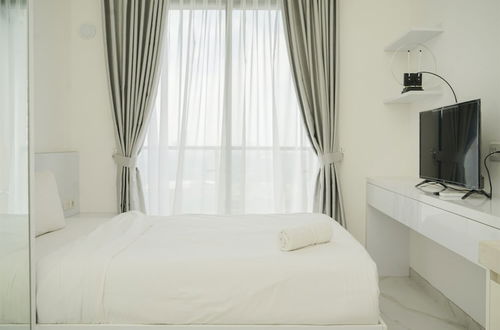 Photo 4 - Modern Studio With Cozy Style At Sky House Bsd Apartment