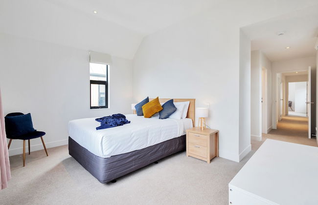 Wonderful Hobsonville Three Bedroom Home - Photo 6