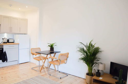 Photo 6 - Modern 1 Bedroom Flat In the Heart of Edinburgh