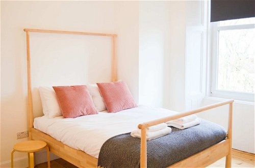 Photo 3 - Modern 1 Bedroom Flat In the Heart of Edinburgh