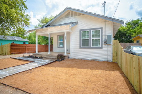 Photo 17 - 3br/2ba Remodeled House Near Downtown