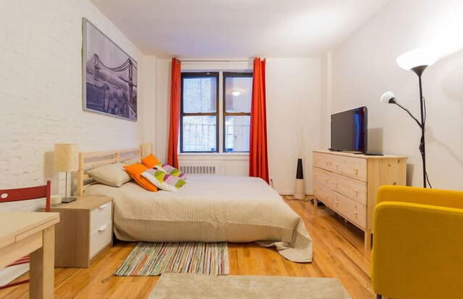 Beautiful Studio Near Central Park - Photo 6