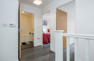 Photo 2 - Beautiful 3-bed Apartment in Romford