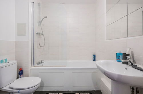 Photo 16 - Beautiful 3-bed Apartment in Romford