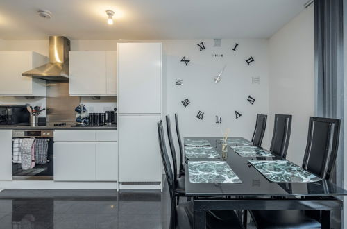 Photo 12 - Beautiful 3-bed Apartment in Romford